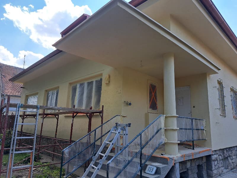 Zateplení fasády v památkové zóně, Nitra, Slovensko (realizace schválena památkovým úřadem SR) – zateplení a ochrana fasády pro snížení energetické náročnosti budovy (2024)